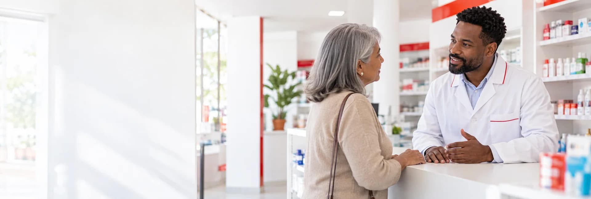 Cena ilustrativa de um farmacêutico conversando com uma mulher no balcão.